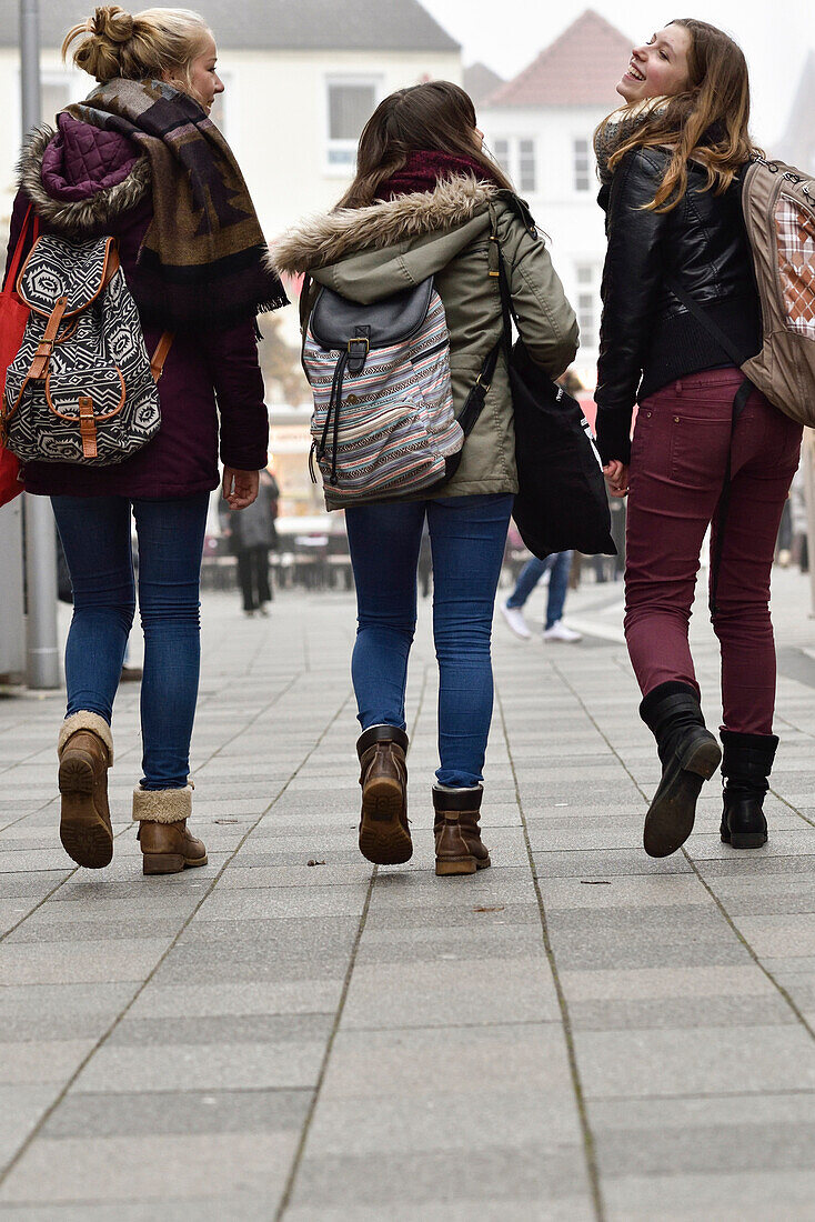 3 Mädchen spazieren durch die Fußgängerzone in Hamburg Bergedorf, Deutschland, Europa