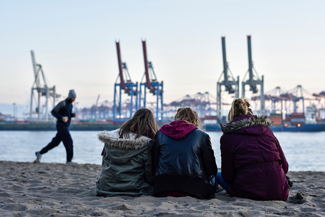 3 Mädchen blicken auf den Hafen am Elbstrand, Övelgönne, Hamburg, Deutschland, Europa