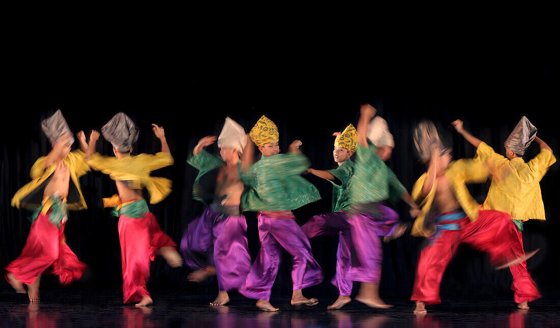 Muslim dancers, Villa Escudero, Luzon, Philippines, Asia