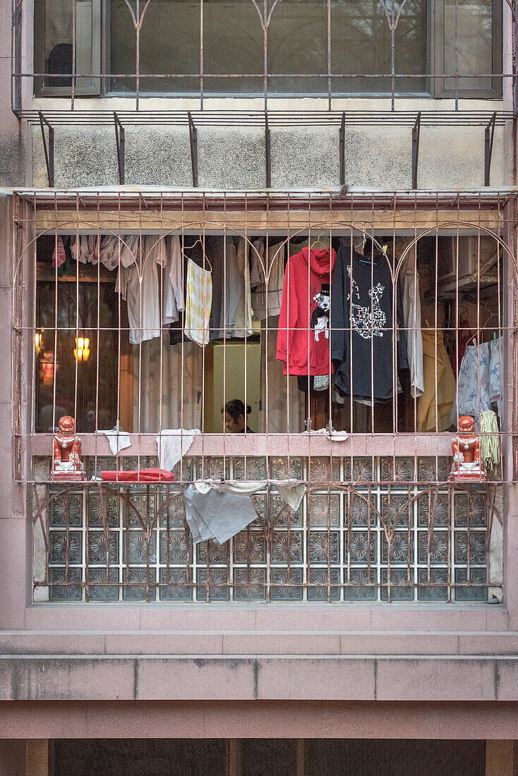 Blick auf Balkon einer typischen Wohnung in der Altstadt von Macau, China, Asien