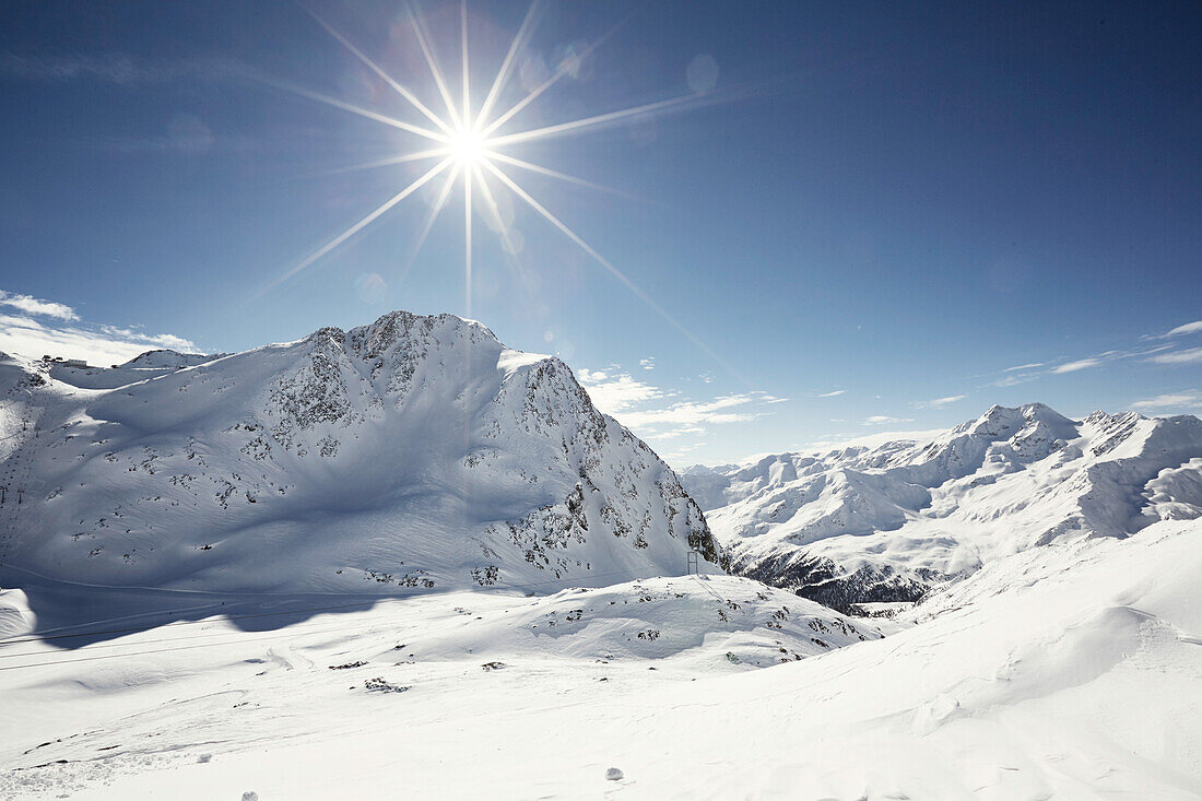 sonnige, verschneite Berge und Skigebiet, Schnalstaler Gletscher, Südtirol, Italien