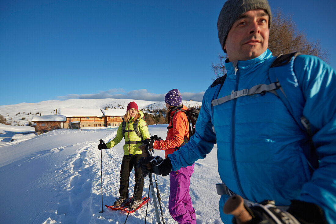 Gruppe von Schneeschuhgehern vor Hütte, Kreuzwiesenalm, Lüsen, Südtirol, Italien