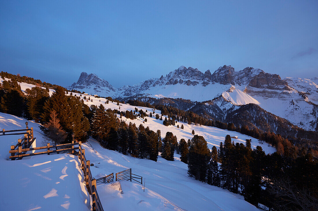 Berge in der Dämmerung, Kreuzwiesenalm, Lüsen, Südtirol, Italien