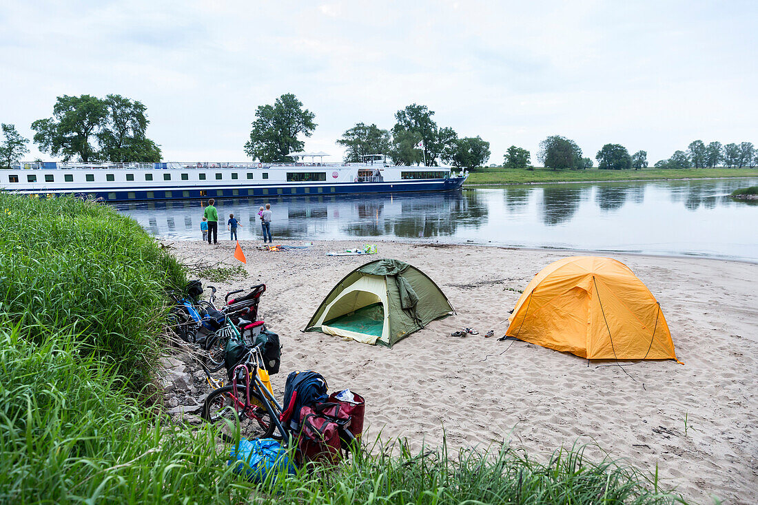 Schiff auf dem Fluss, Zelten am Fluss, Familienfahrradtour an der Elbe, Elberadweg, Flussaue, Elbwiesen, Elberadtour von Torgau nach Riesa, Sachsen, Deutschland, Europa