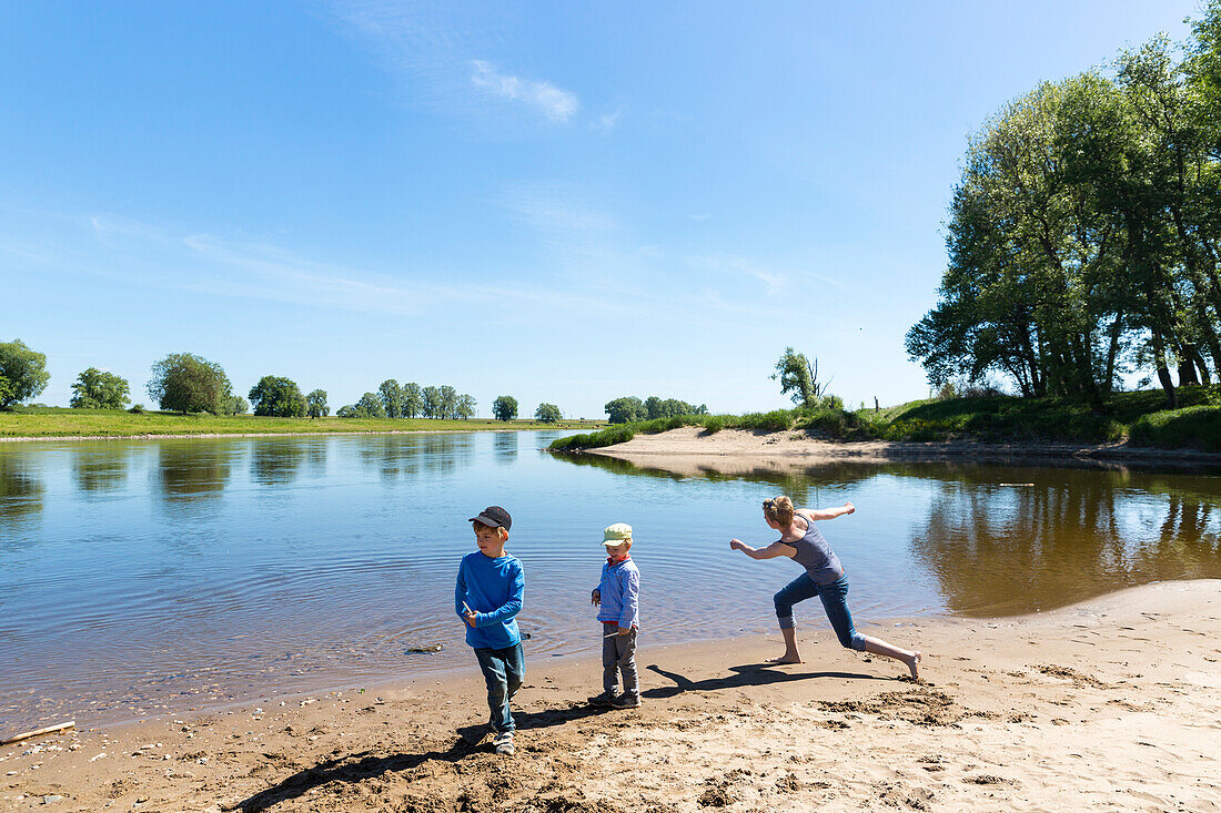 Kinder beim Steine werfen, Familienfahrradtour an der Elbe, Elberadweg, Flussaue, Elbwiesen, Elberadtour von Torgau nach Riesa, Sachsen, Deutschland, Europa