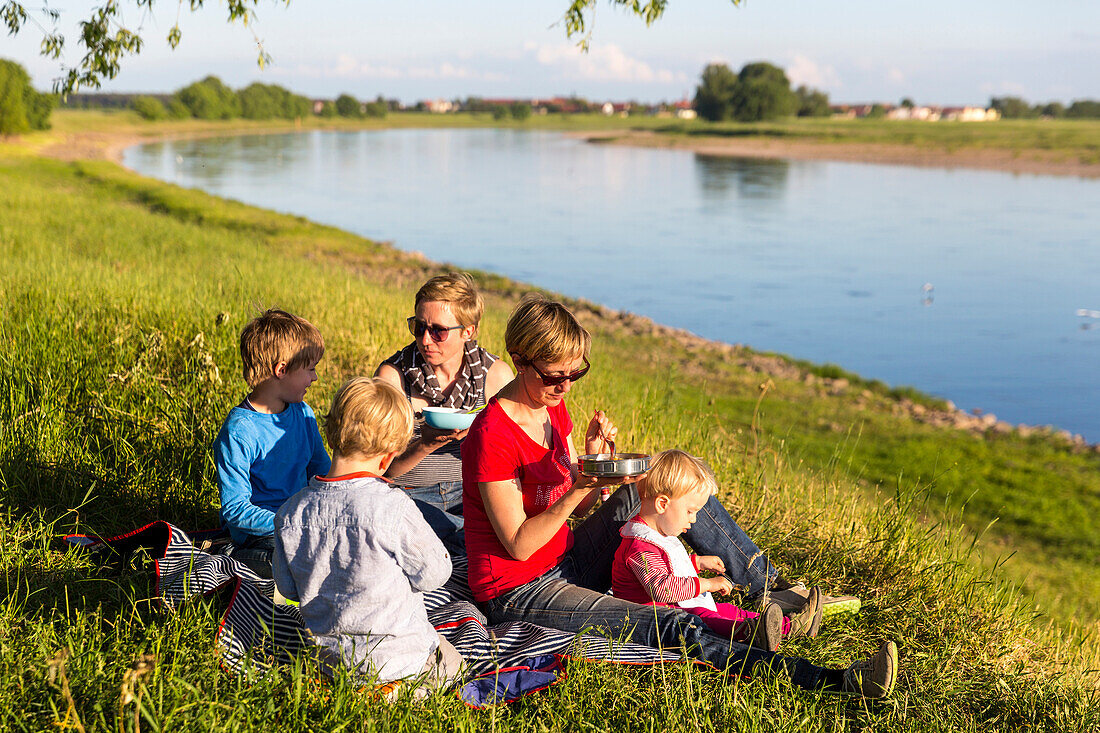 Family having a picnic along the banks of the river Elbe, Family bicycle tour along the river Elbe, adventure, from Torgau to Riesa, Saxony, Germany, Europe