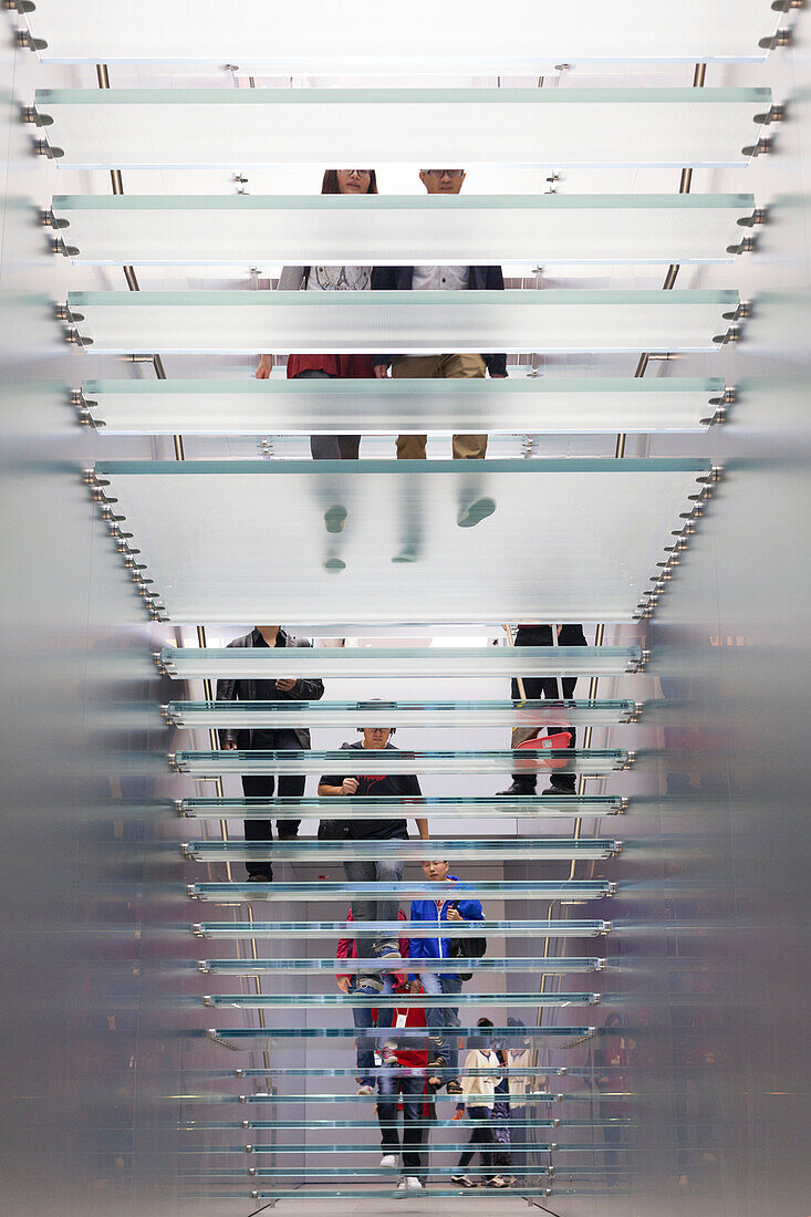 Kunden auf moderner Treppe im heute eröffneten Apple-Store in Causeway Bay, Computer, iPhone, iMac, iPad, Apple extrem erfolgreich in China, Hongkong, China, Asien