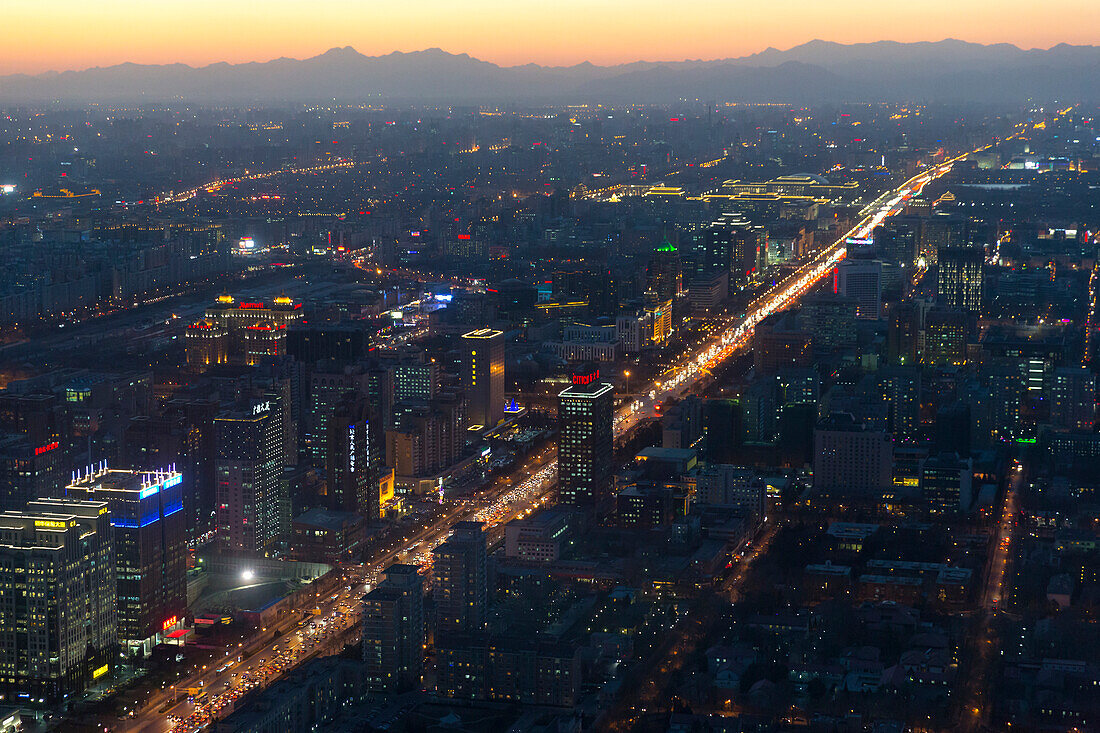 Blick über Peking, Dämmerung, Häusermeer, Blick vom China World Trade Center, Restaurant in der oberen Etage, Blick nach Westen, Strasse Jianguomen wai dajie, Xiangshan, Peking, China, Asien