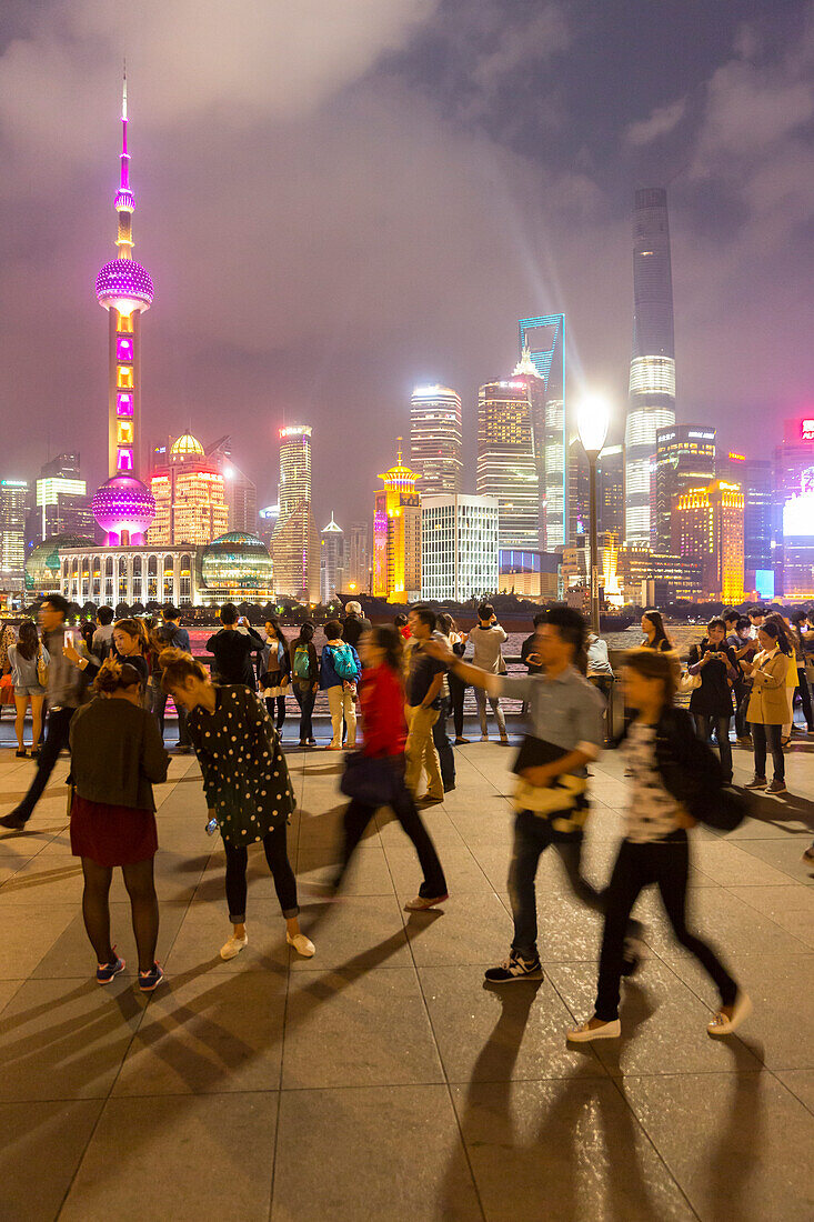 Abend am Bund, Besucher, Nachtlichter, Skyline von Shanghai, Oriental Pearl Tower, Jinmao Tower, Shanghai World Financial Center, Shanghai Tower, Huangpu Fluss, Schanghai, Shanghai, China, Asien