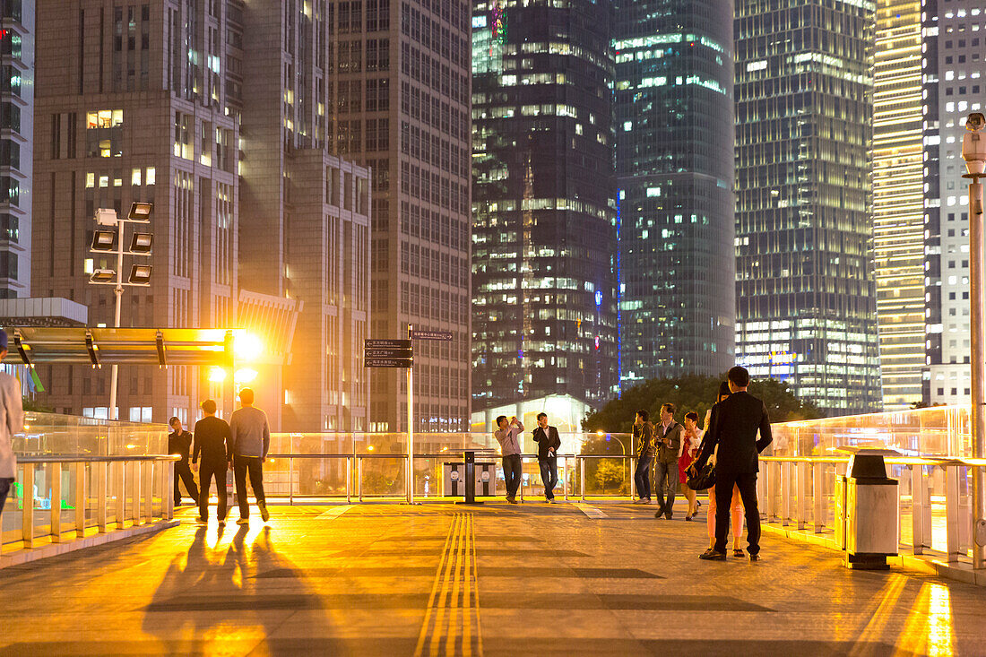 Nacht in Pudong, Besucher auf Brücke vor Hochhäusern, Hochhauskulisse, Lichter, beleuchtete Büros, Financial District, Schanghai, Shanghai, China, Asien