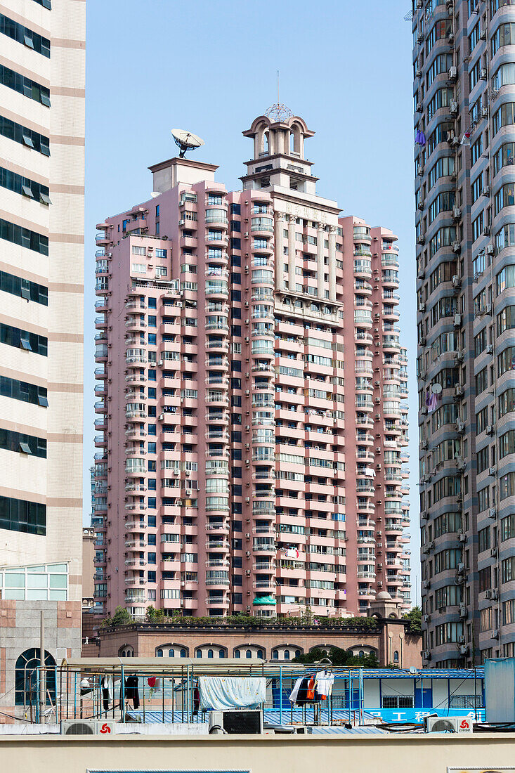 Rosa Hochhaus, Putuo District, Wohngebiet, Straßenszene, Schanghai, Shanghai, China, Asien