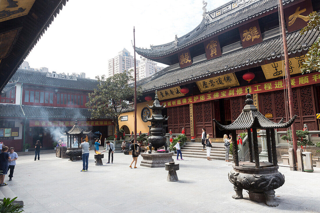 Innenhof im Jadebuddha-Tempel, Yufo Kloster, buddhistischer Tempel, Weihrauch verbrennen, Hochhaus, traditionelle Architektur, Putuo District, Straßenszene, Schanghai, Shanghai, China, Asien