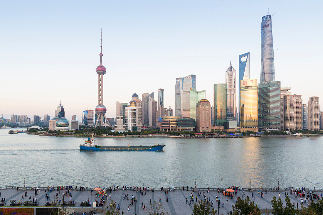 Dämmerung am Bund, Besucher, Boot auf Huangpu Fluss, Skyline von Shanghai, Oriental Pearl Tower, Jinmao Tower, Shanghai World Financial Center, Shanghai Tower, Schanghai, Shanghai, China, Asien