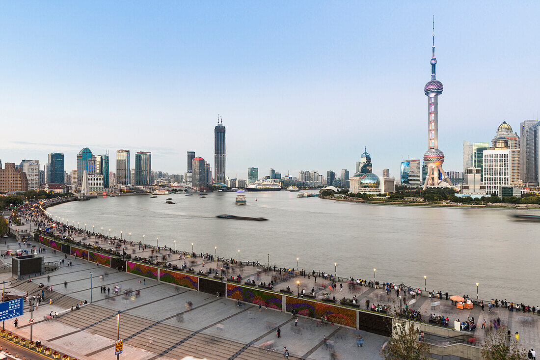 Dämmerung am Bund, Abend, Besucher, Touristen, Boote auf Huangpu Fluss, Skyline von Shanghai, Oriental Pearl Tower, Pudong, Schanghai, Shanghai, China, Asien