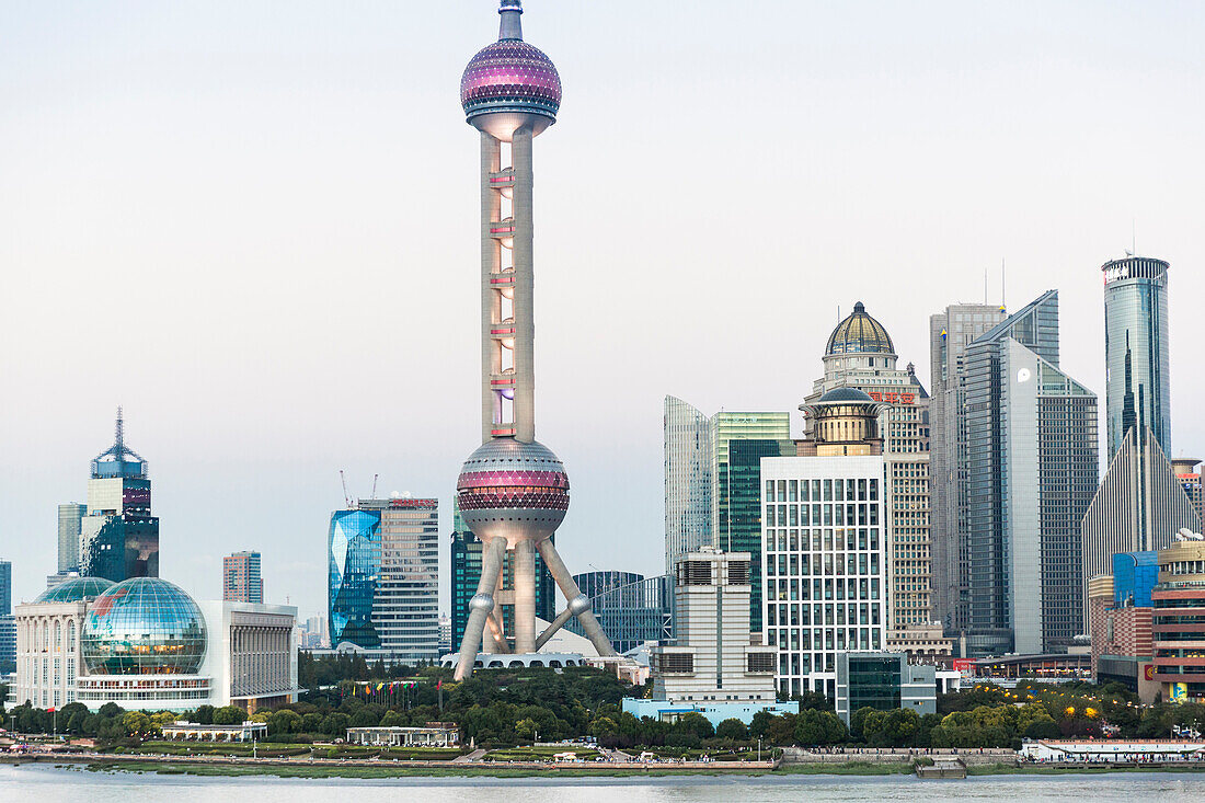 Dämmerung am Bund, Wahrzeichen von Shanghai, Oriental Pearl Tower, Skyline, Pudong, Schanghai, Shanghai, China, Asien