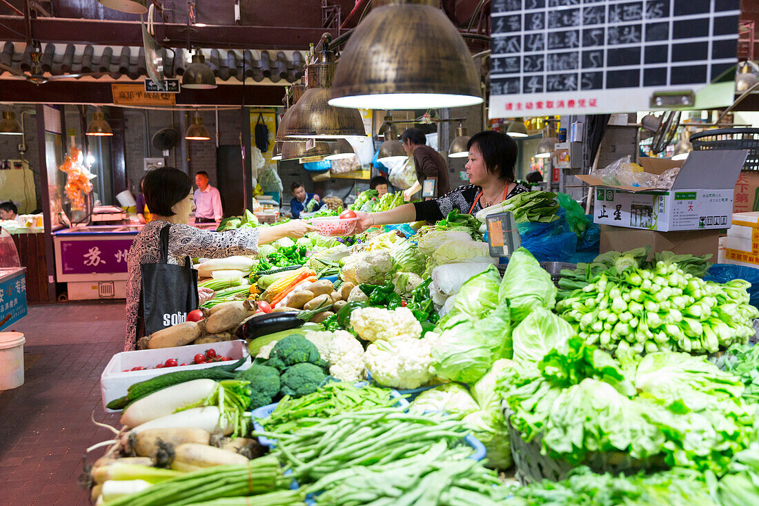 Tianzifang, Gemüsemarkt, Frischemarkt, Markthalle, Verkäuferin, grünes Gemüse, Salat, vegetarische Ernährung, Schanghai, Shanghai, China, Asien