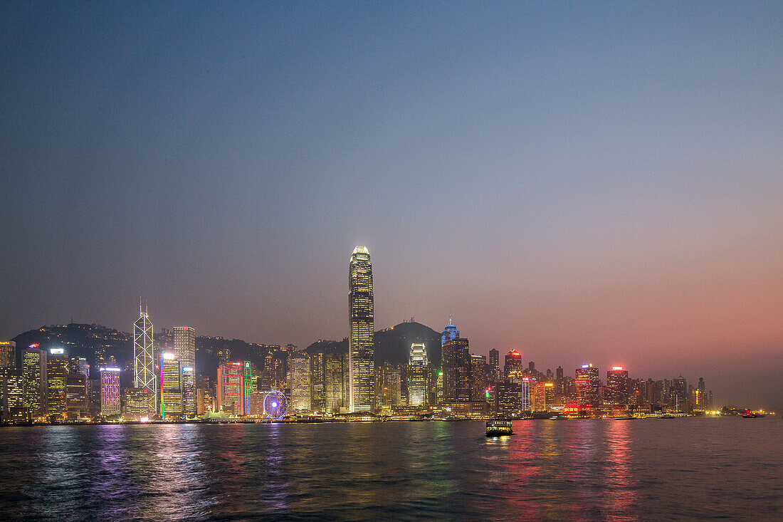 Star Ferry, Passagierfähre zwischen Hong Kong Island und Kowloon, Abends, Leuchten, Beleuchtung, Panorama, Central, Hochhäuser, Neon, Illumination, Boot, Dämmerung, Skyline, Metropole, Victoria Harbour, China, Asien