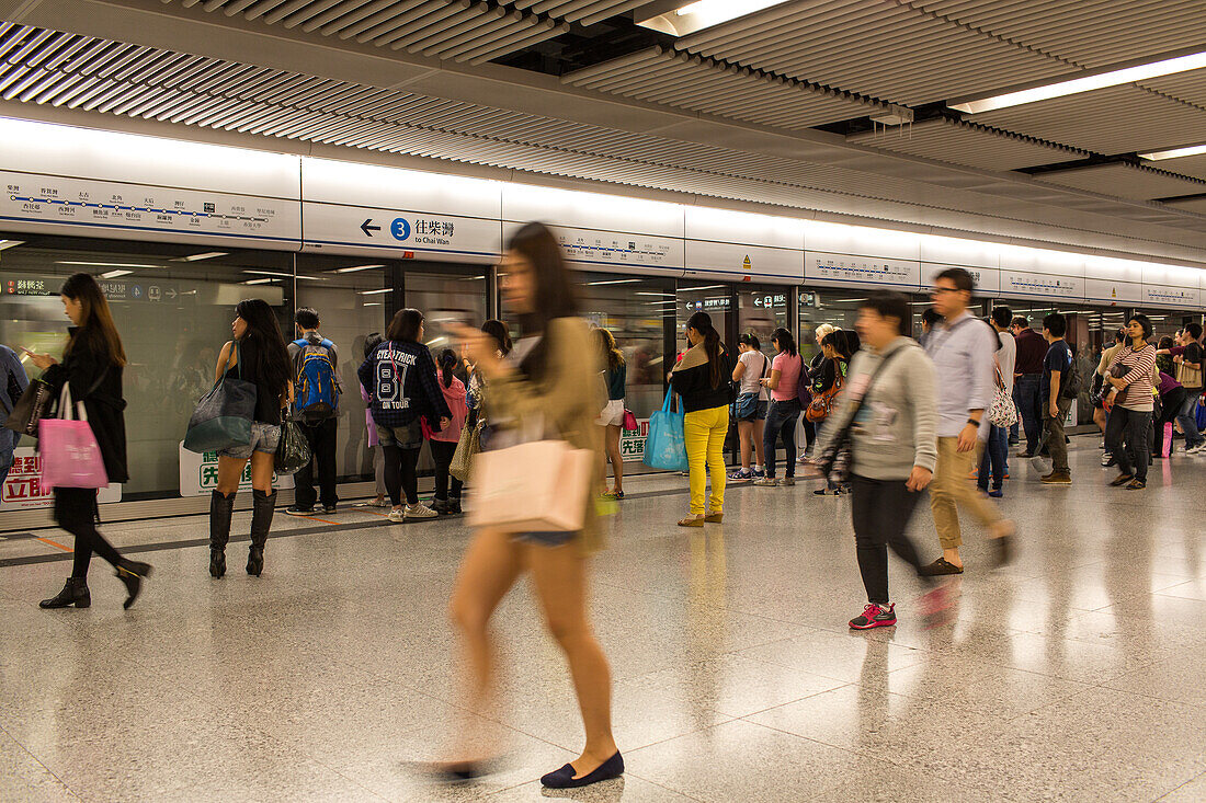 MTR, Untergrundbahn, Metro, Öffentlicher Nahverkehr, Station, Warten, Bahnsteig, Passagiere, junge Frau verwischt, Hong Kong Island, China, Asien