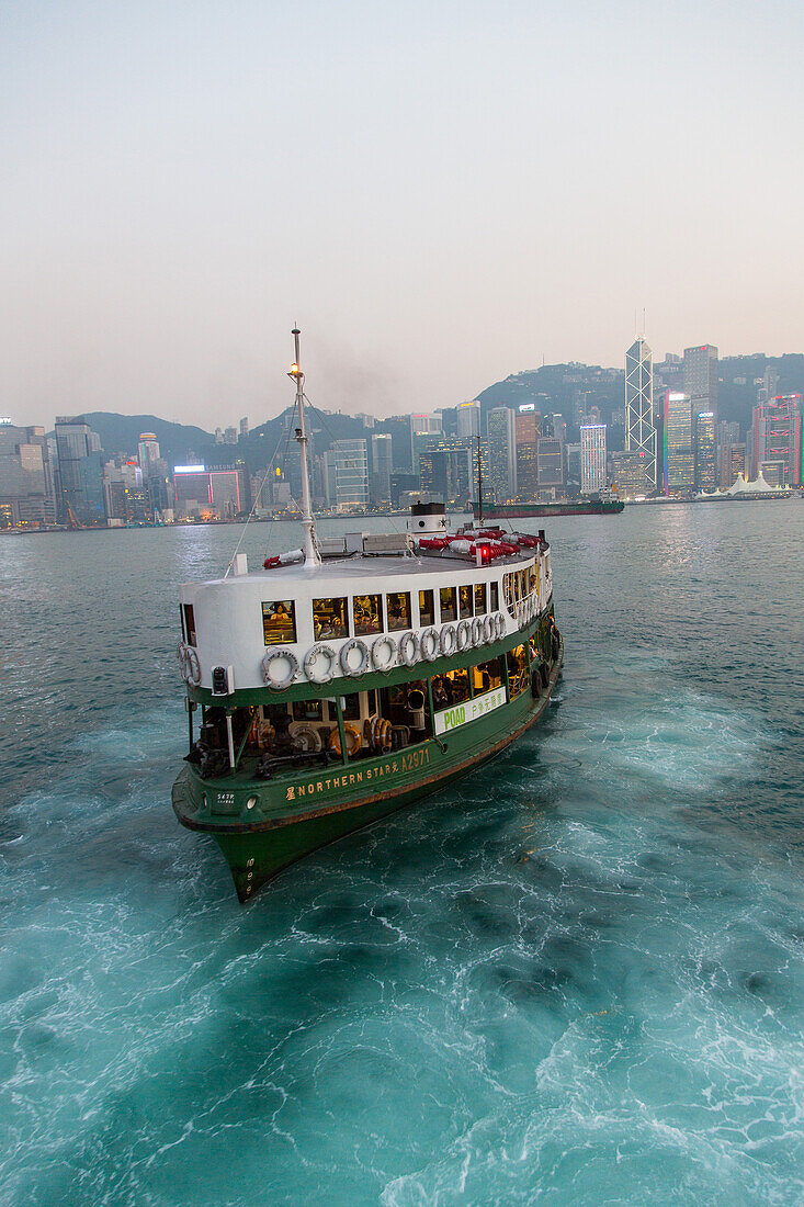 Star Ferry legt an, Passagierboot, Passagierfähre, Dämmerung, Öffentlicher Nahverkehr, Wahrzeichen, Wasser, Pier, Hafen, Fährverbindung zwischen Hong Kong Island und Kowloon, Wanchai, Tsim sha tsui, Victoria Harbour, Neonreklame, Leuchten, Dieselruß, Aben