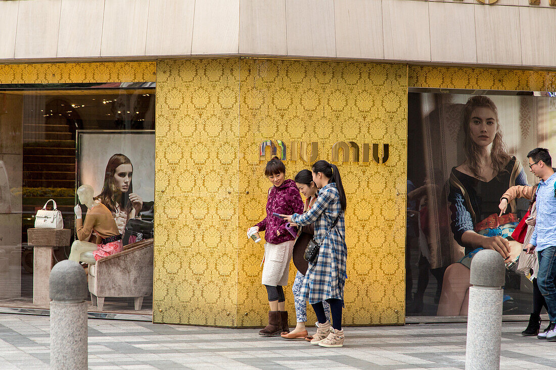 Shops, shopping, fashion, young people, advertising, pedestrians, Luxury, consumers, street, Shanghai, China, Asia