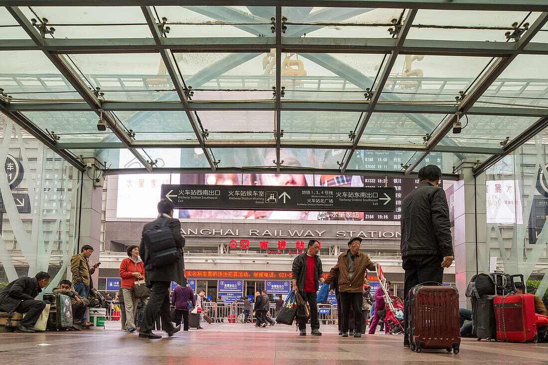 commuters, travellers, main railway station, metro, luggage, glass roof, Shanghai, China, Asia