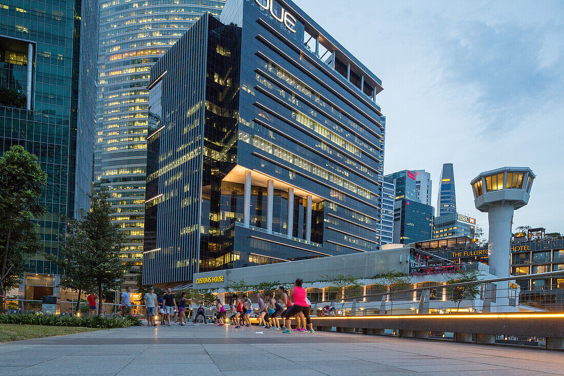 Singapore, Zentrum, OUE Bayfront, Customs House, Gymnastikgruppe, Fitness, Sport, Gruppe, Collyer Quay, Downtown Core, blaue Stunde, Türme, Business Finanz, Singapur