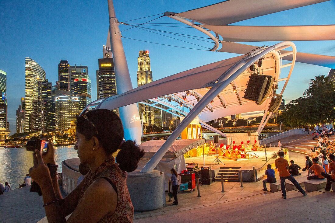 Singapore, Blaue Stunde, Abenddämmerung, Marina Bay, Uferpromenade, Esplanade Outdoor Theatre, Performance tibetischer Mönche, Theatres on the Bay, Architektur, Skyline, Hochhäuser, Zuschauer, Singapur