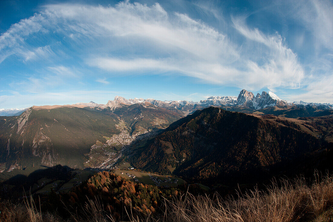 Blick vom Puflatsch ins Grödner Tal, Sella und Langkofel, Dolomiten, Südtirol, Italien