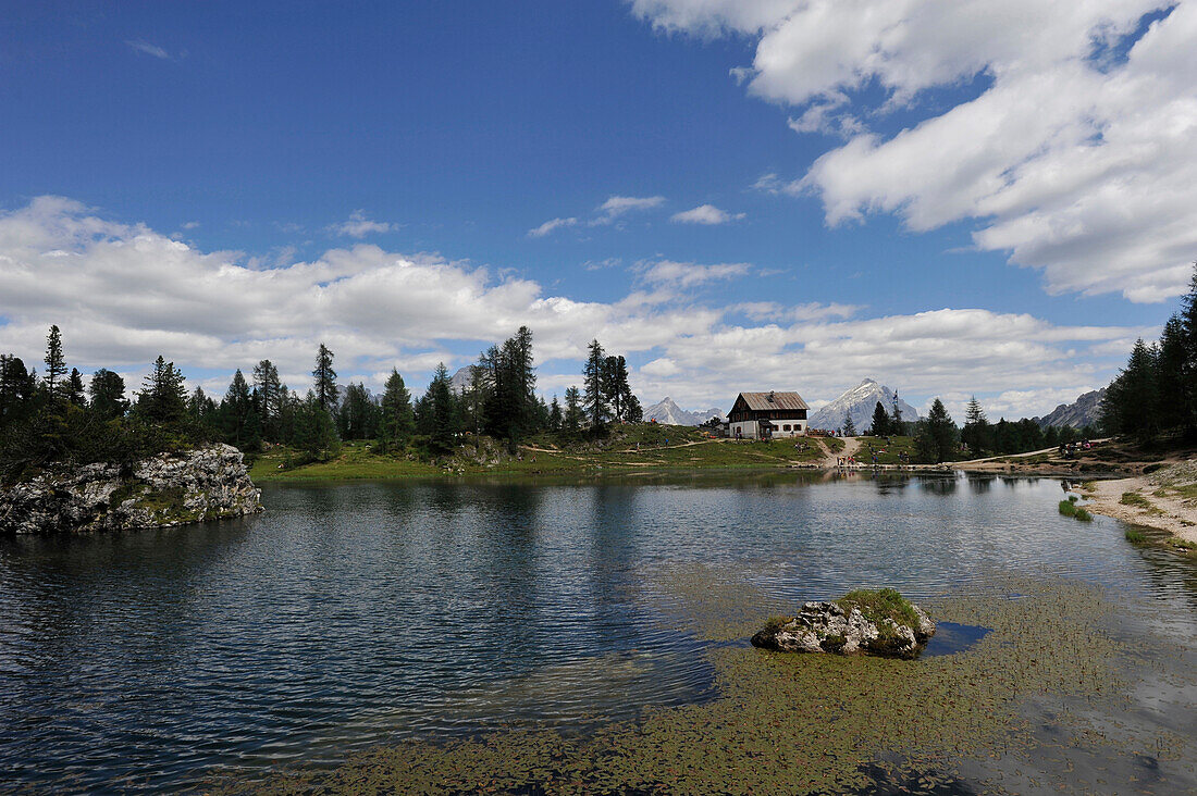 Rifugio Croda da Lago mit Lago di Federa, Blick auf Marmarole Gruppe, Dolomiten, Südtirol, Italien