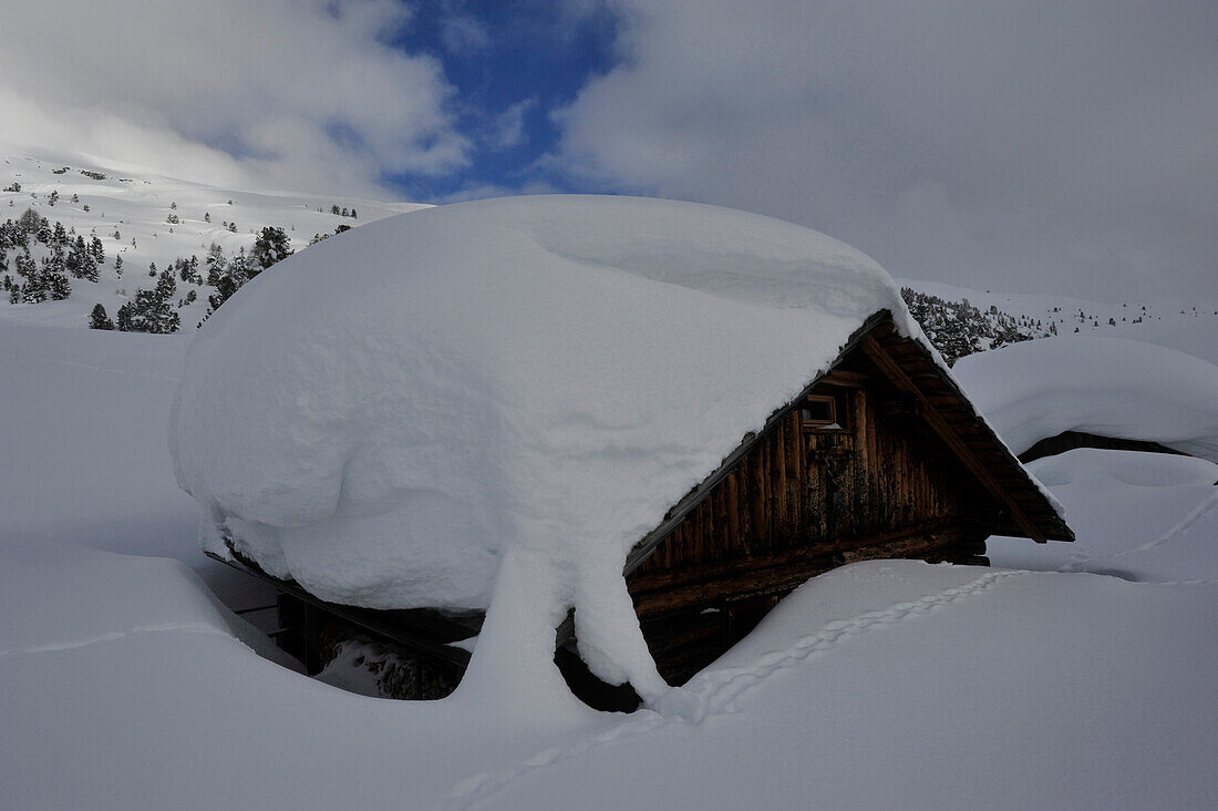 Snowy hut on the Plaetzwiese, View to top of Strudlkopf, Nat. Parque Fanes, Sennes, Prags, Dolomites, South Tyrol, Italy