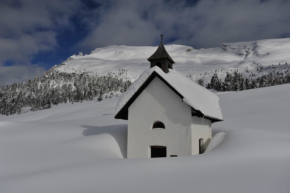 Chapel on the Plaetzwiese, Nat. Parque Fanes, Sennes, Prags, Dolomites, South Tyrol, Italy