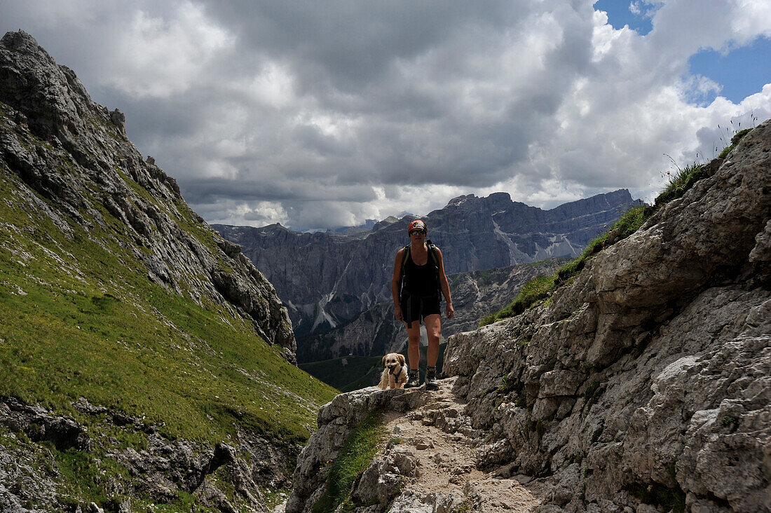 Aufstieg zum Peitlerkofel, Blick Richtung Geislergruppe, Dolomiten, Südtirol, Italien