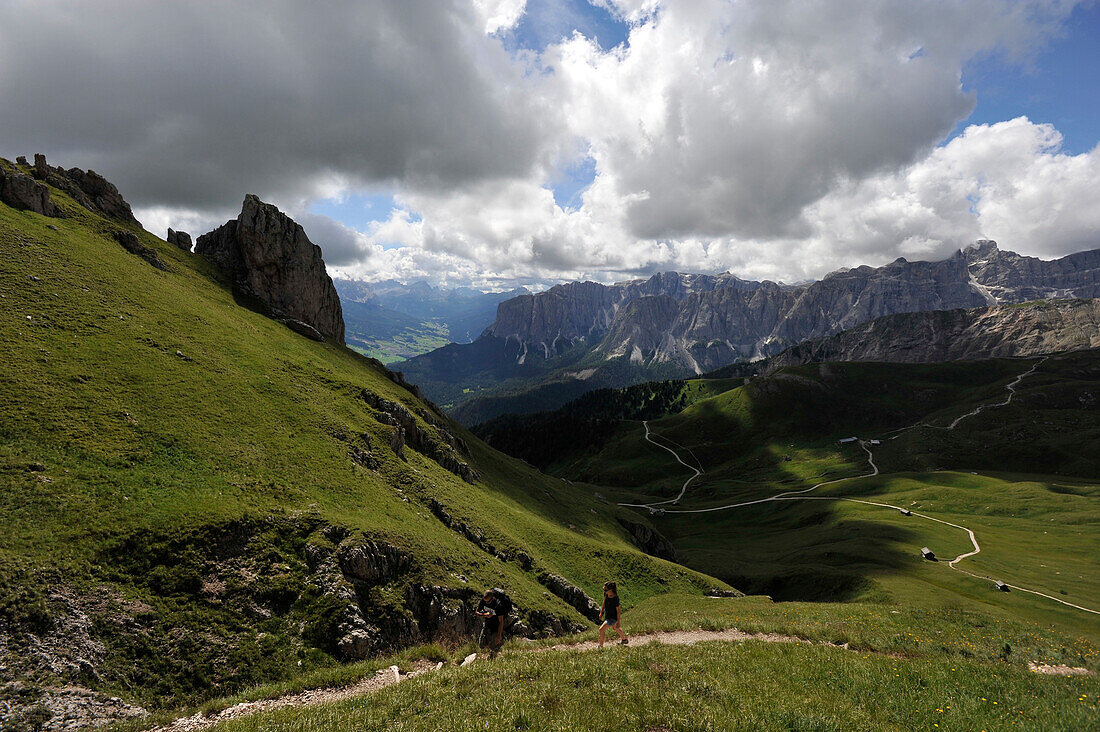 Aufstieg zum Peitlerkofel, Blick Richtung Gadertal, Dolomiten, Südtirol, Italien
