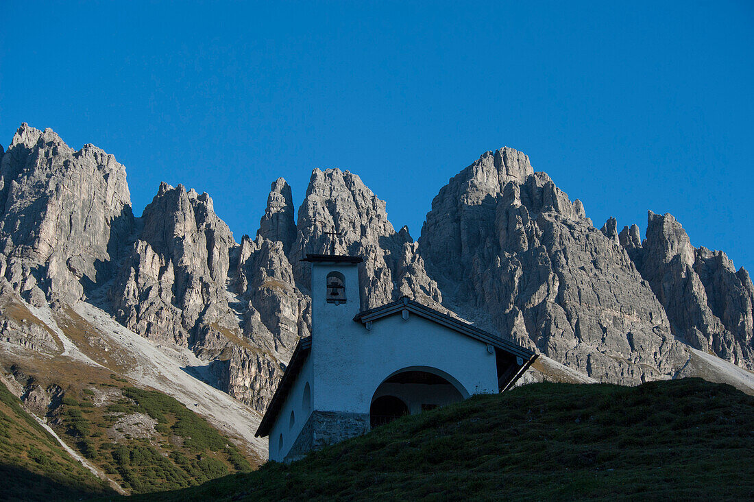 Kapelle in der Kemater Alm, Blick auf Kalkkögel, Stubaier Alpen, Tirol, Österreich
