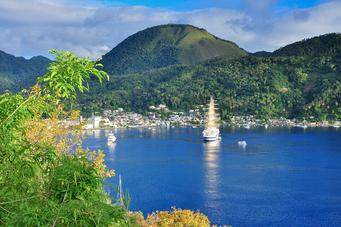 Segelschiff, Boote und Berge mit Palmen in der Bucht von Soufriere, Meer, St. Lucia, Saint Lucia, Kleine Antillen, Westindische Inseln, Windward Islands, Antillen, Karibik, Mittelamerika