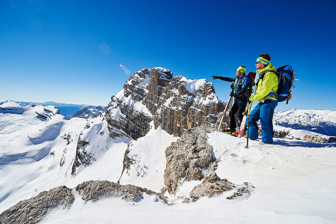 Zwei Männer stehen auf dem Gipfel Cima Grosté, Skitour, Brenta Gebirge, Dolomiten, Trentino, Italien