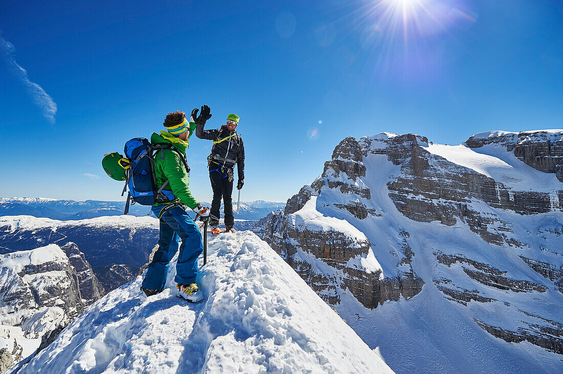 Zwei Männer stehen auf dem Gipfel des Cima Falkner, Im Hintergrund Cima Brenta, Skitour, Brenta Gebirge, Dolomiten, Trentino, Italien