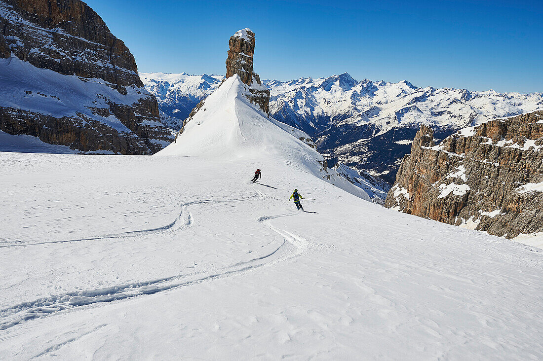 Two Menn Skiing on the way down to the skiresort Madonna di Campiglio Ski, on the Horizon you can see Adamello, Skitour, Brenta Gebirge, Dolomites, Trentino, Italien