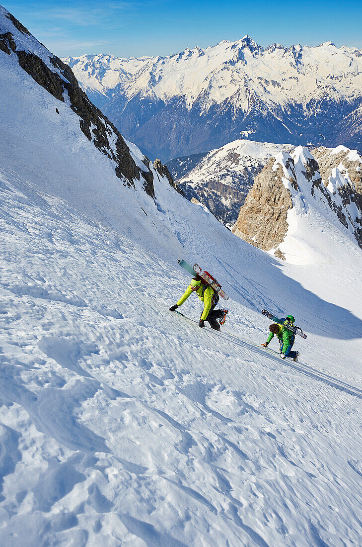 Zwei Männer gehen eine Skitour auf dem Weg zum Cima d´Agola Ski, Skitour, Brenta Gebirge, Dolomiten, Trentino, Italien