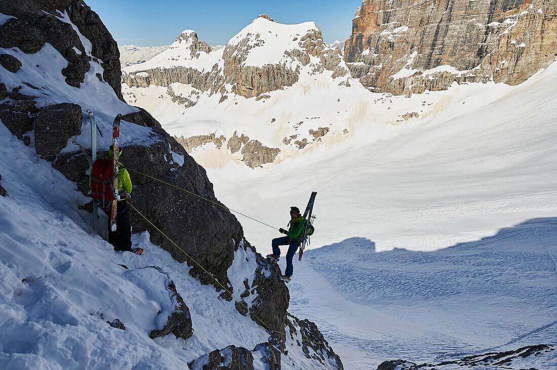 Zwei Männer gehen eine Skitour auf dem Weg runter von Cima d´Agola Ski, klettern, Skitour, Brenta Gebirge, Dolomiten, Trentino, Italien