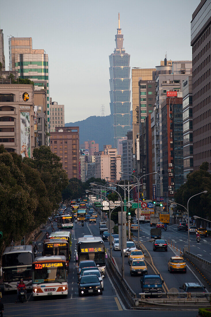 Traffic in Taipeh, in the background Taipei Financial Center, Taipei 101 skyscraper, Taiwan, Republic of China, Asia