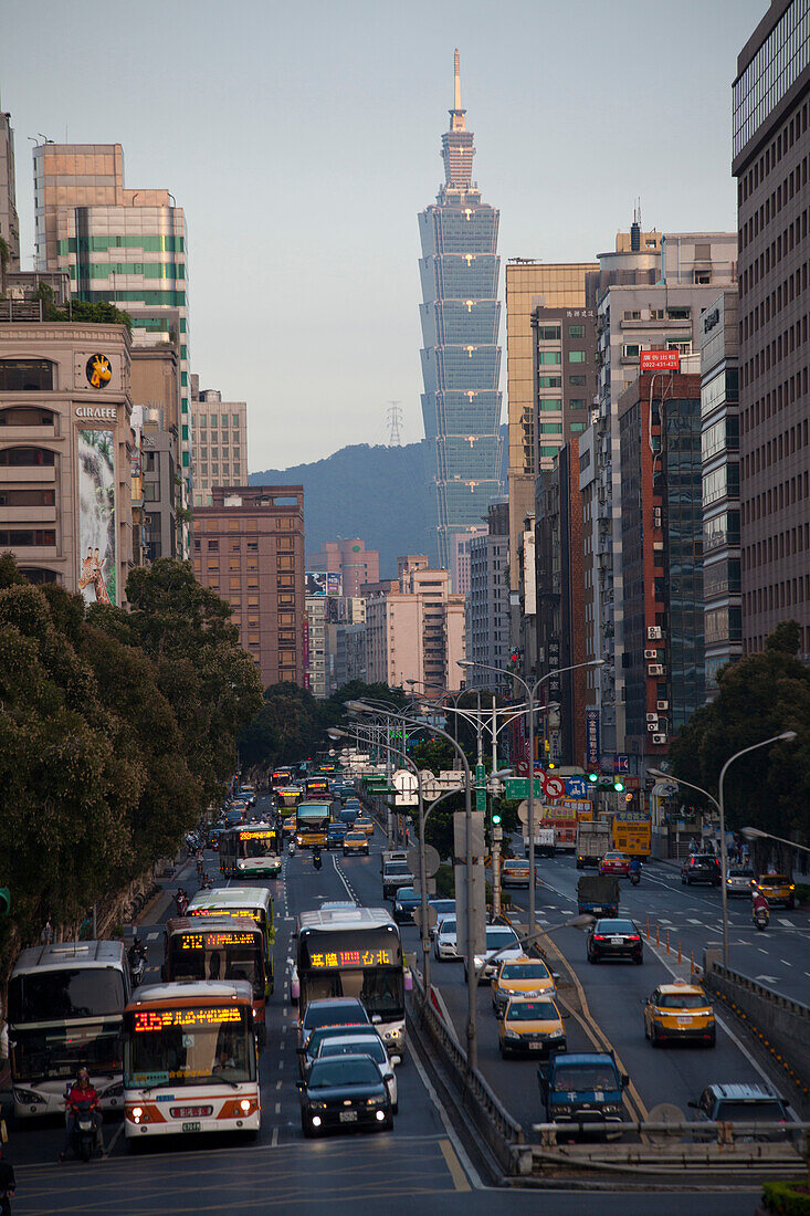 Verkehr in Taipeh, im Hintergrund Taipei Financial Center, Taipei 101 Wolkenkratzer, Taiwan, Republik China, Asien