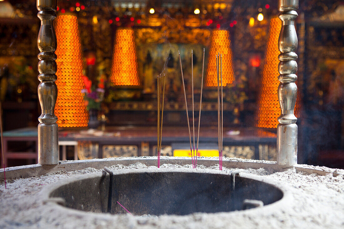 Räucherstäbchen vor einem chinesischen Tempel in Tainan, Taiwan, Republik China, Asien