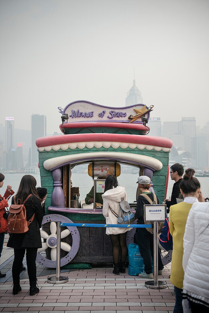 Touristen beim Imbiss Wagen bei der Avenue of Stars, Kowloon, Hongkong, China, Asien