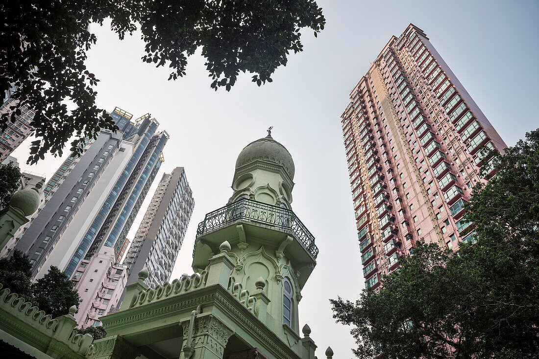 Moschee bei den Mid-Levels umgeben von Hochhäusern, Hongkong Island, China, Asien