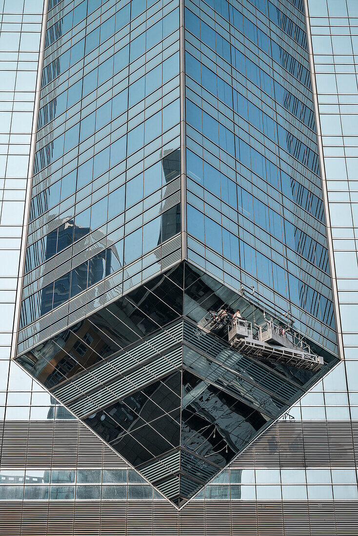 Detail einer überhängenden Glas Fassade eine Wolkenkratzers im Central District, Hongkong Island, China, Asien