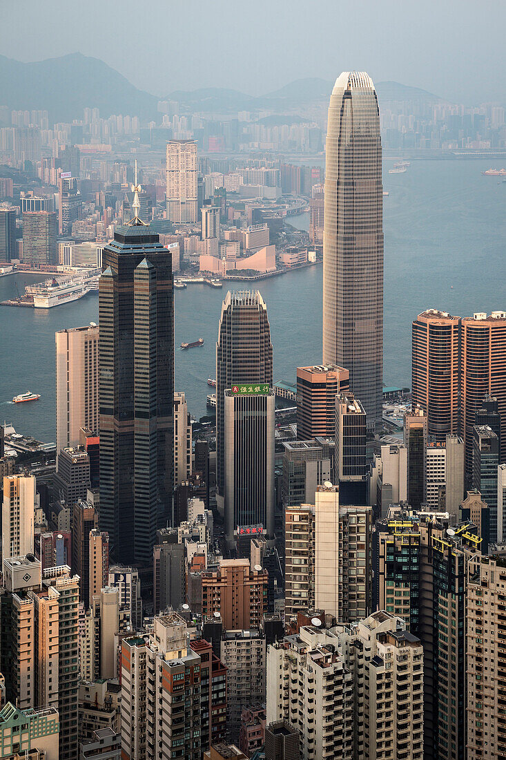 typischer Blick auf Skyline und Victoria Harbour vom Peak, Hongkong Island, China, Asien