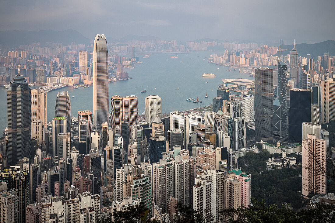 typischer Blick auf Skyline und Victoria Harbour vom Peak, Hongkong Island, China, Asien