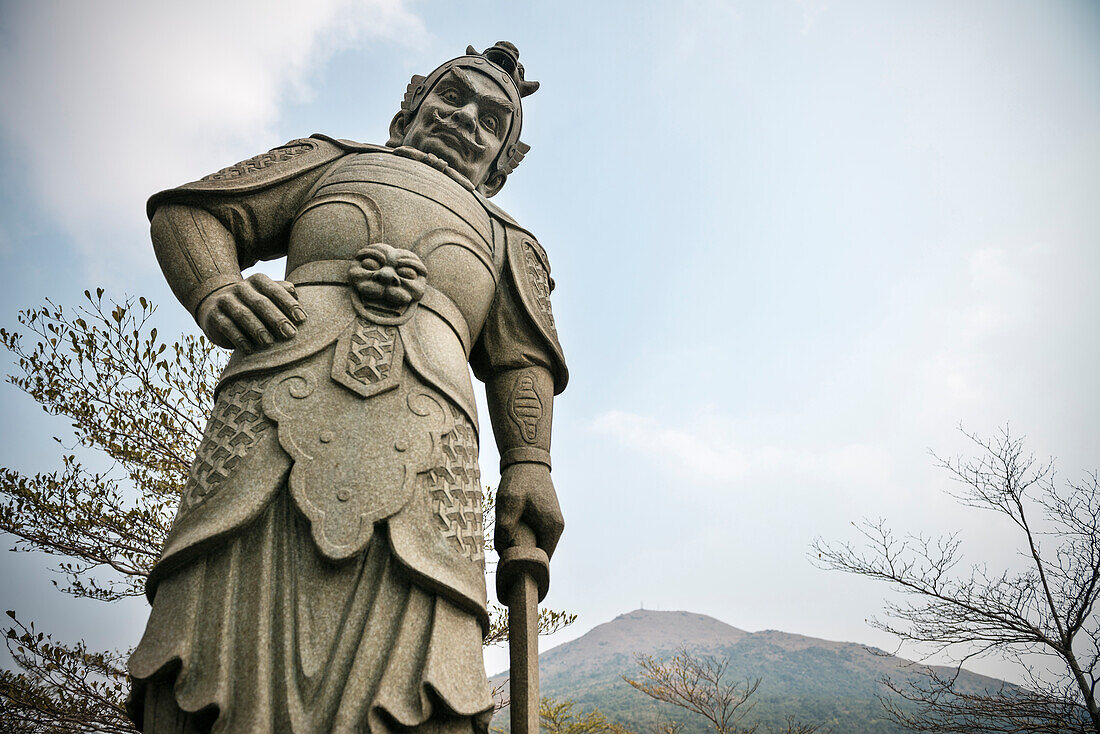riesige Wächter Statue am Eingang zum Kloster Po Lin, Lantau Insel, Hongkong, China, Asien