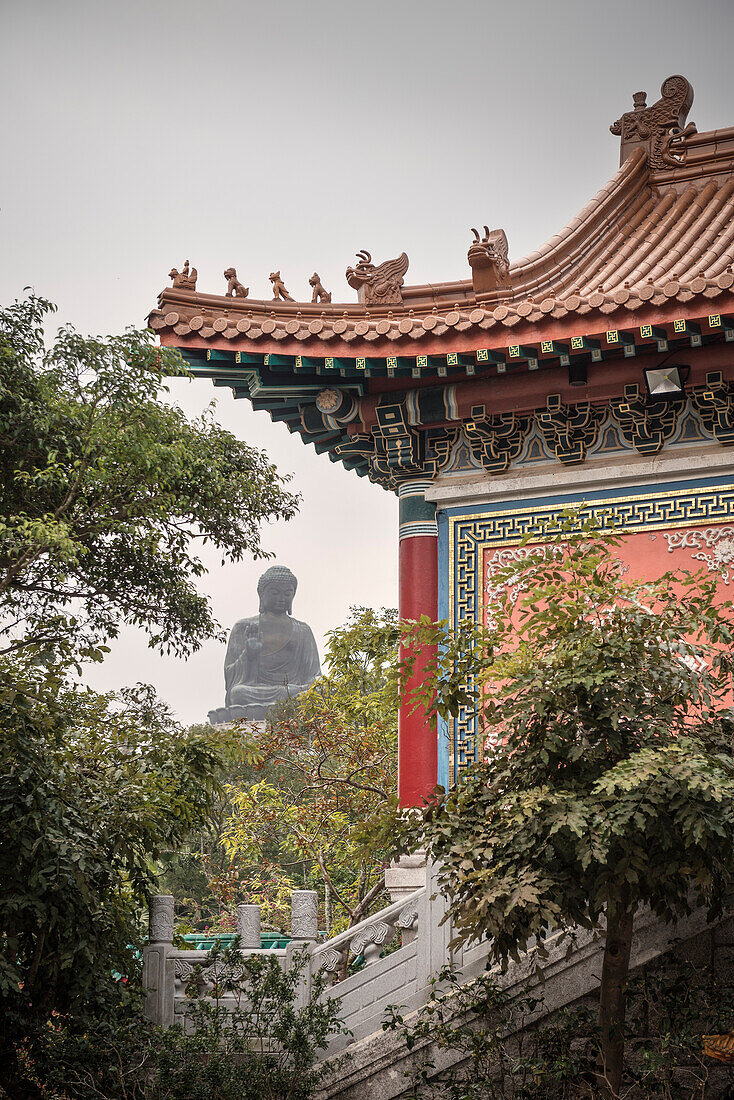 Tempel und Blick auf Tian Tan Buddha Statue beim Kloster Po Lin, Lantau Insel, Hongkong, China, Asien